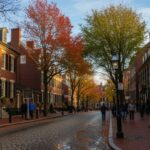 ボストン観光のおすすめスポット７選を象徴するフリーダムトレイルの風景。歴史的建築と自然が調和した街並みを描写。