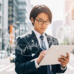 バイナンスがスペースX連動のプレIPO無期限先物の提供を開始する様子。都市の日常風景をバックに、金融取引の雰囲気を表現。