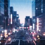 AIクロード・ミュトスの弱点探知能力と米政府の対応を示す現代日本の都市シーン。技術とセキュリティの抽象表現を取り入れています。