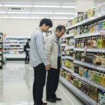 コカ・コーラが165品目を値上げする影響を探るための日本のスーパーマーケットの雰囲気を示す画像。