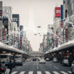 中東原油67.2％減とアメリカ産原油増加に関する記事を反映した、日本の都市風景のシンプルな写真。