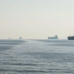 IEA・EIAが警鐘を鳴らすホルムズ海峡封鎖の影響を示す。海上に大きな影響を及ぼす空間が広がる様子を捉えています。