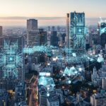 スペースXがアンソロピックと月額2000億円のAIインフラ契約を締結した背景を示す、東京都心の現代的な風景が描かれた画像です。