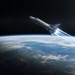 スペースXがスターシップによる初の有人火星フライバイミッションを発表。宇宙船が空に向かって打ち上げられるシーンを捉えた画像。