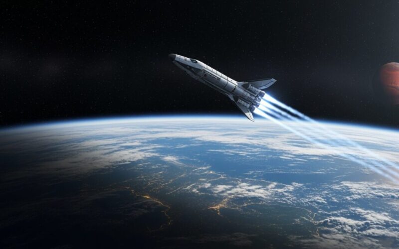 スペースXがスターシップによる初の有人火星フライバイミッションを発表。宇宙船が空に向かって打ち上げられるシーンを捉えた画像。