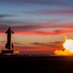 スペースXのStarship V3が着水後に爆発するシーン。テキサス州のLaunch Padでの試験飛行を背景に、煙と炎の抽象表現が緊迫感を演出。