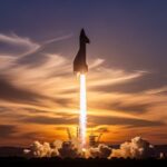 「スターシップ V3試験飛行成功――月面着陸と火星探査に向けた最新動向」をテーマにしたロケット打ち上げのシルエットと夕焼けの景色を表現した画像です。