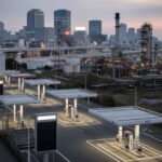 4月貿易統計で中東からの原油輸入が6割減、LNGや揮発油は7割超減の影響を示す現代日本の都市風景。